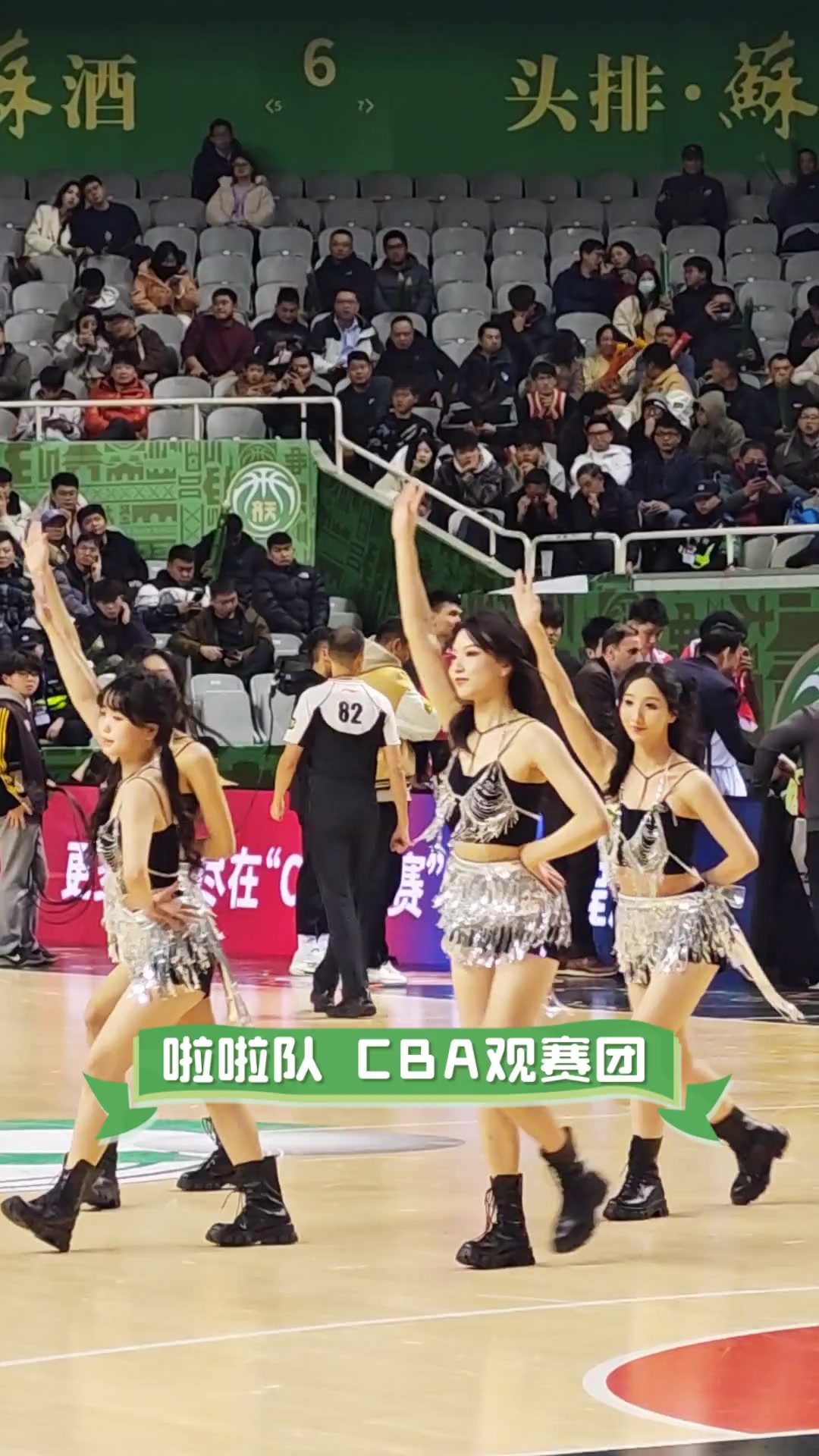 包含中国台北战神队啦啦队员为球队加油，与球迷互动活跃气氛的词条