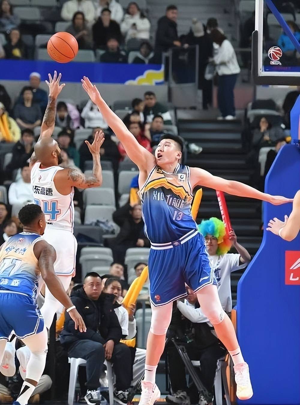 高诗岩17+9山东险胜新疆齐麟17分李炎哲15分(一元战场张岩免费阅读)