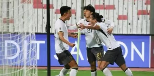 尴尬！国足面对日本已27年不胜总战绩为6平11负(国足对日本阵型)