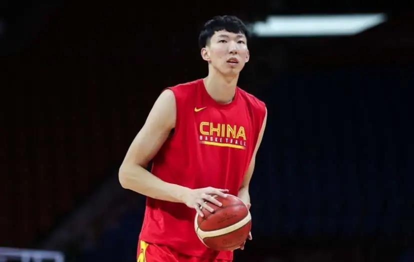 中国男篮集训名单：周琦回归赵继伟赵睿在列(中国男篮集训队)