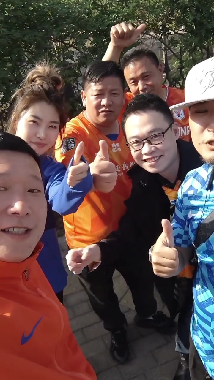 中国球迷在申花球迷区为日本队加油(中国球迷在申花球迷区为日本队加油是真的吗)