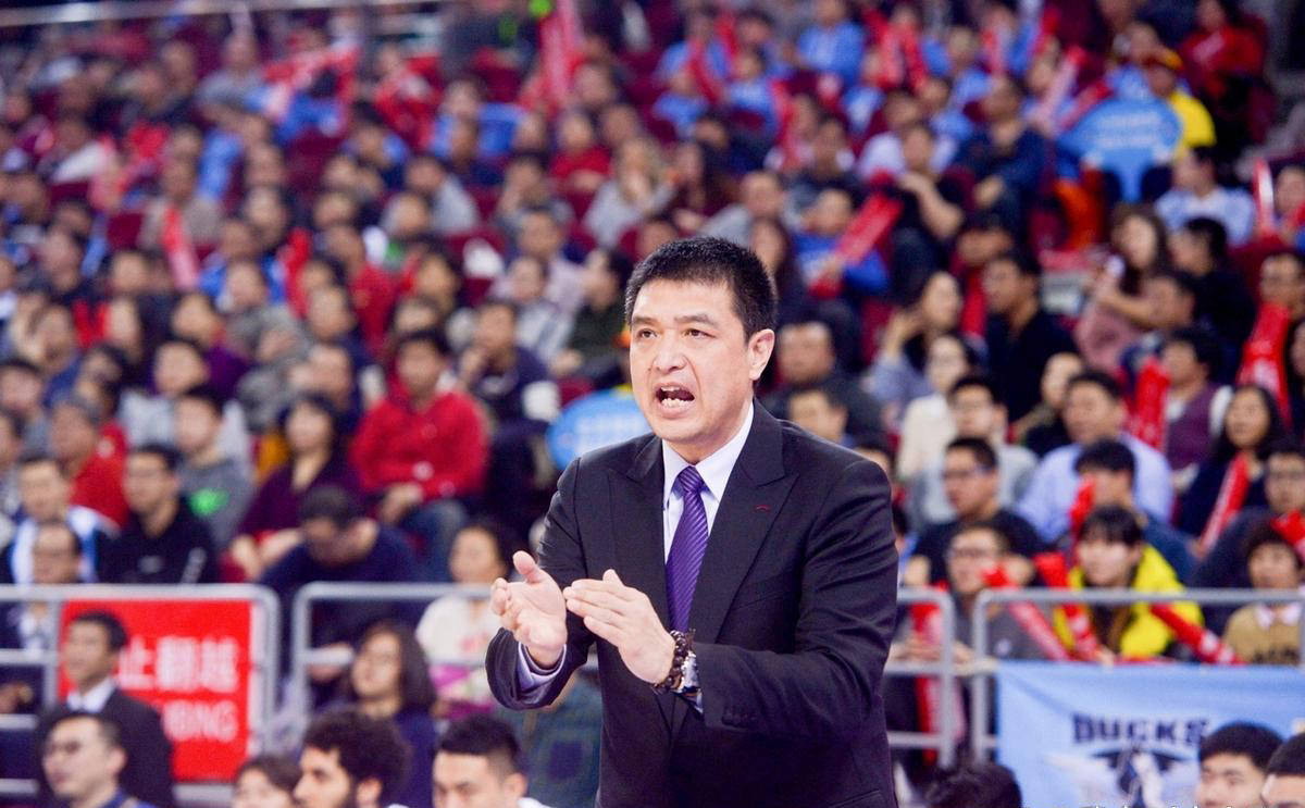 闵鹿蕾因个人原因辞职聘请张庆鹏担任主教练的简单介绍