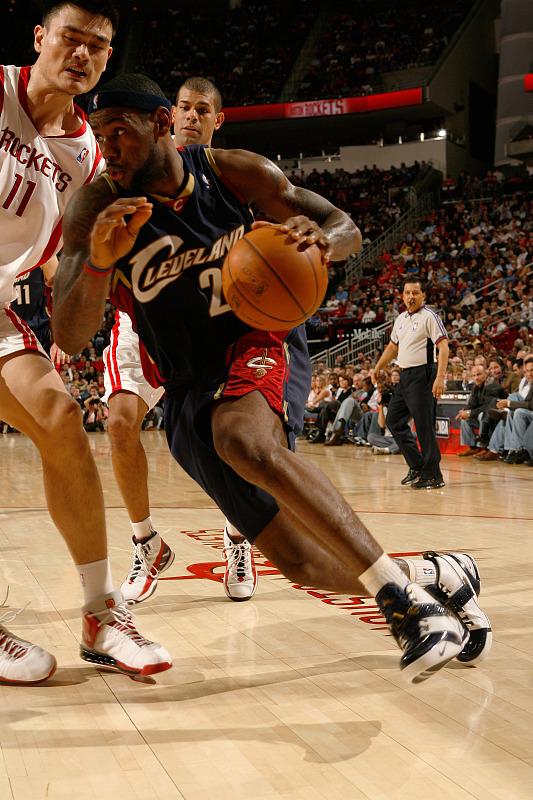 姚明NBA生涯35个精彩时刻，隔扣邓肯&背打奥尼尔领衔的简单介绍
