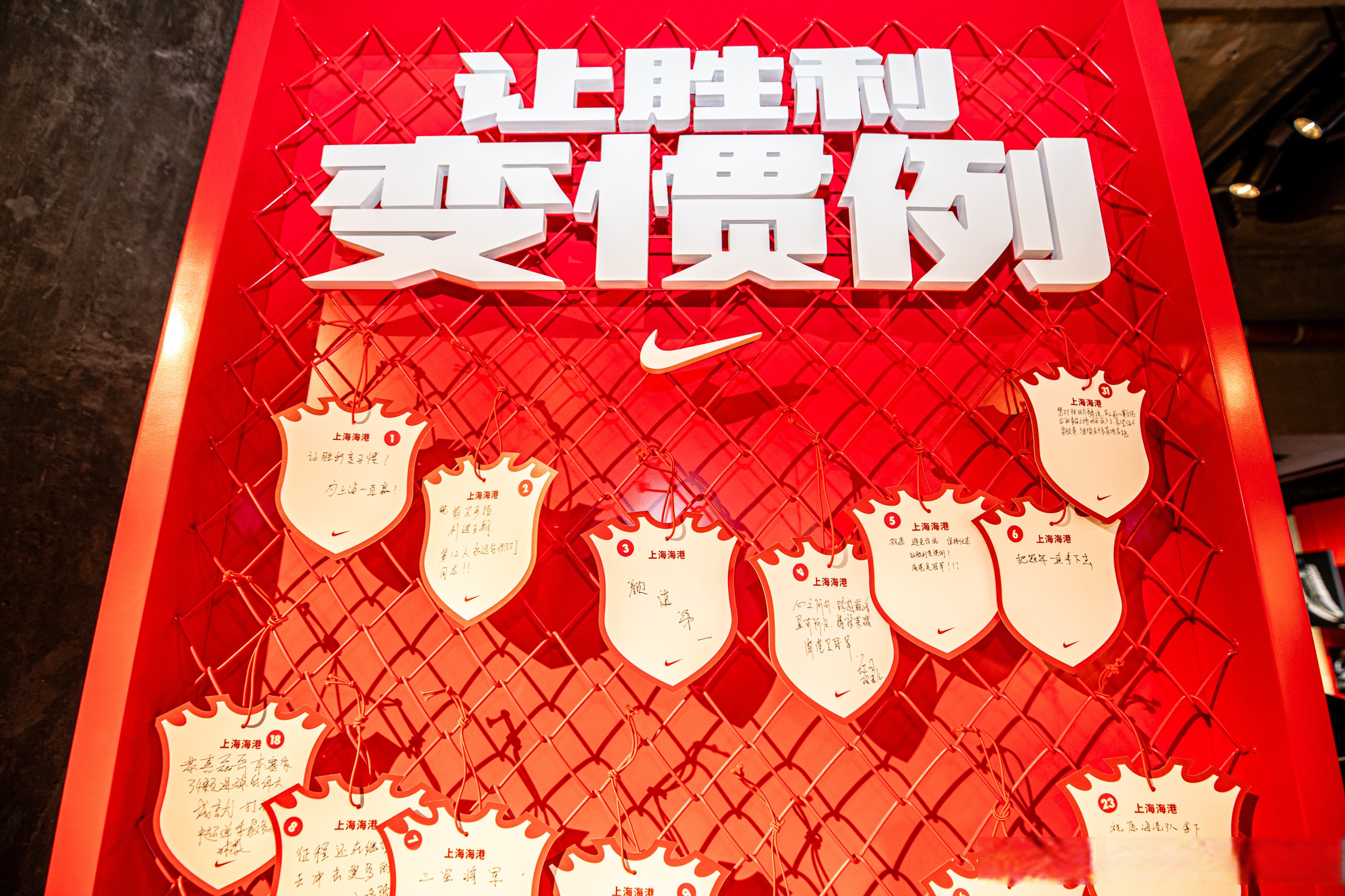 平博体育-热门球队庆祝着胜利的同时，又迎来新的挑战(恭喜足球队胜利)